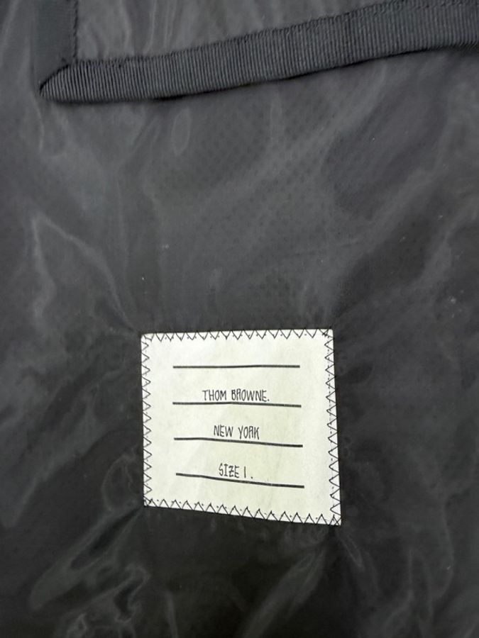 這是一件 Thom Browne 的黑色尼龍休閒西裝外套-7