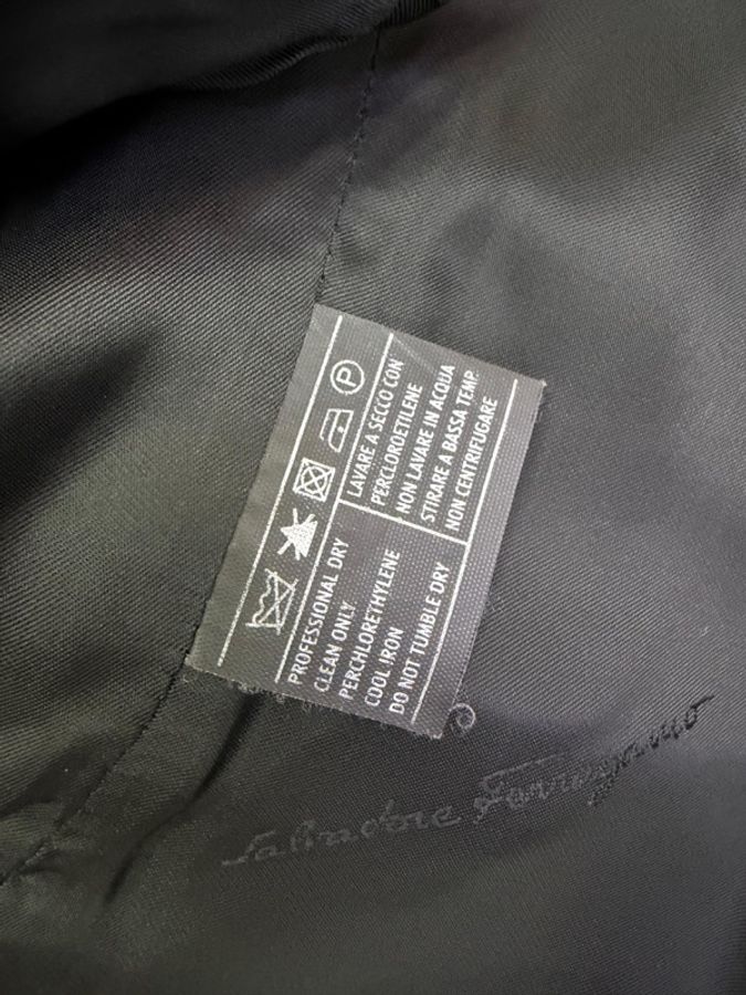 這是一件 Salvatore Ferragamo 的黑色緞面翻領短款女式西裝外套-2
