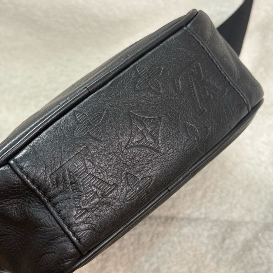 Lv 黑色壓紋郵差包 相機包-2