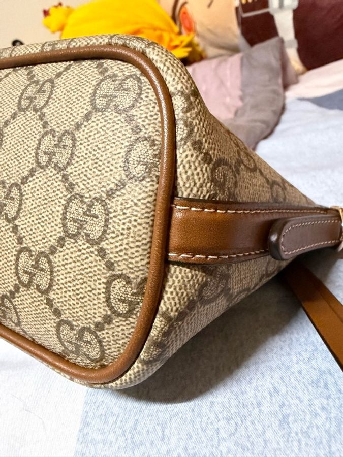 GUCCI GG Emblem系列小號單肩背包-9
