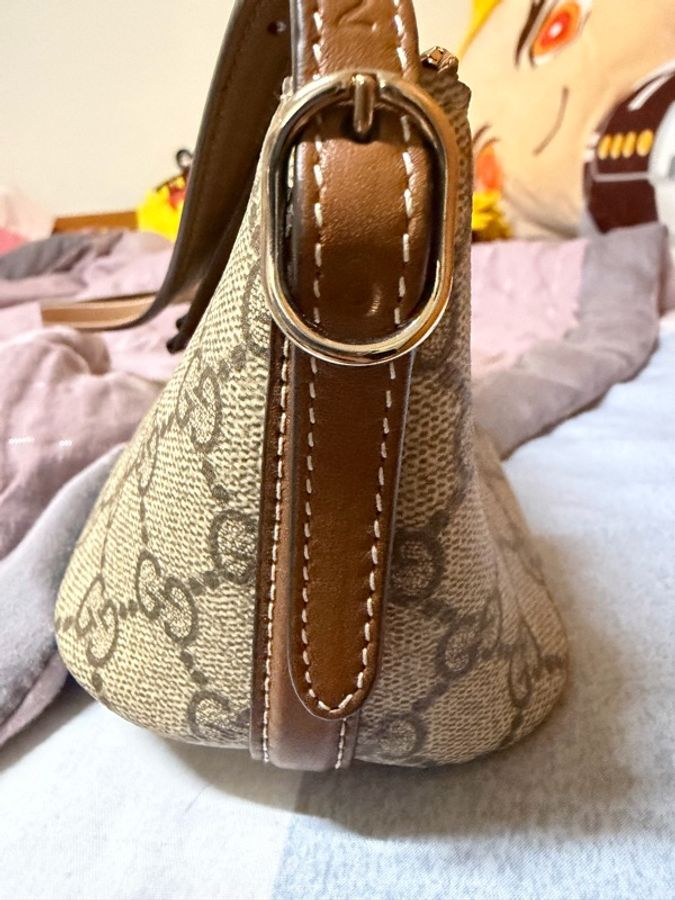 GUCCI GG Emblem系列小號單肩背包-10