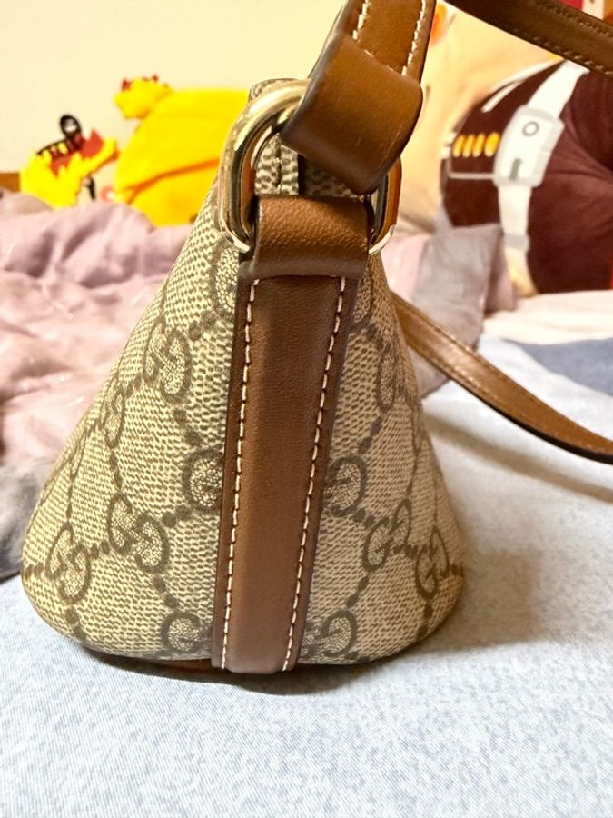 GUCCI GG Emblem系列小號單肩背包-11