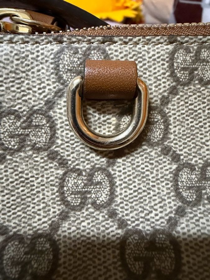 GUCCI GG Emblem系列小號單肩背包-15