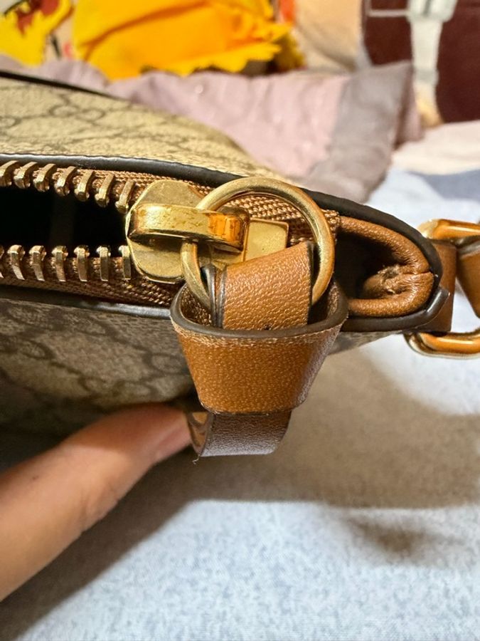GUCCI GG Emblem系列小號單肩背包-17