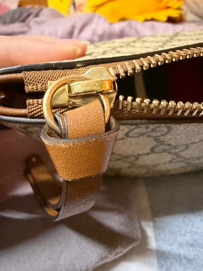 GUCCI GG Emblem系列小號單肩背包-29