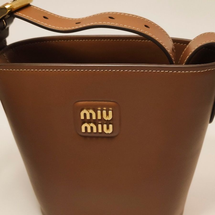 Miu Miu 牛皮棕色字母Logo水桶包-8