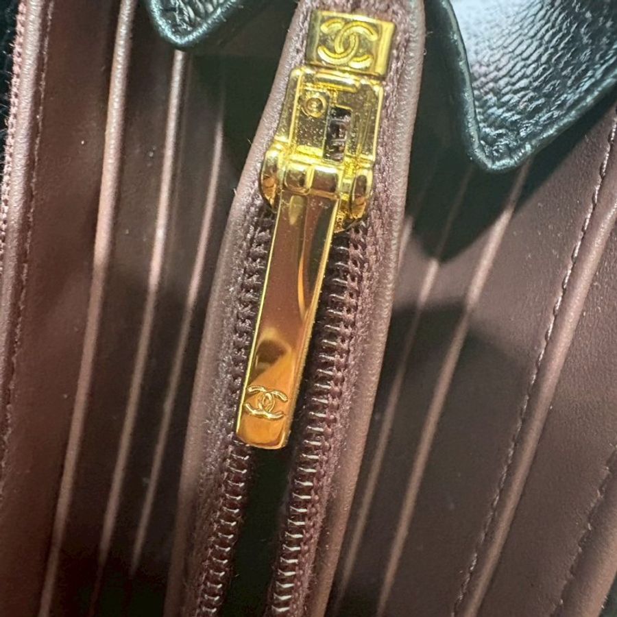 CHANEL 荔枝牛皮黑金翻蓋長夾-17