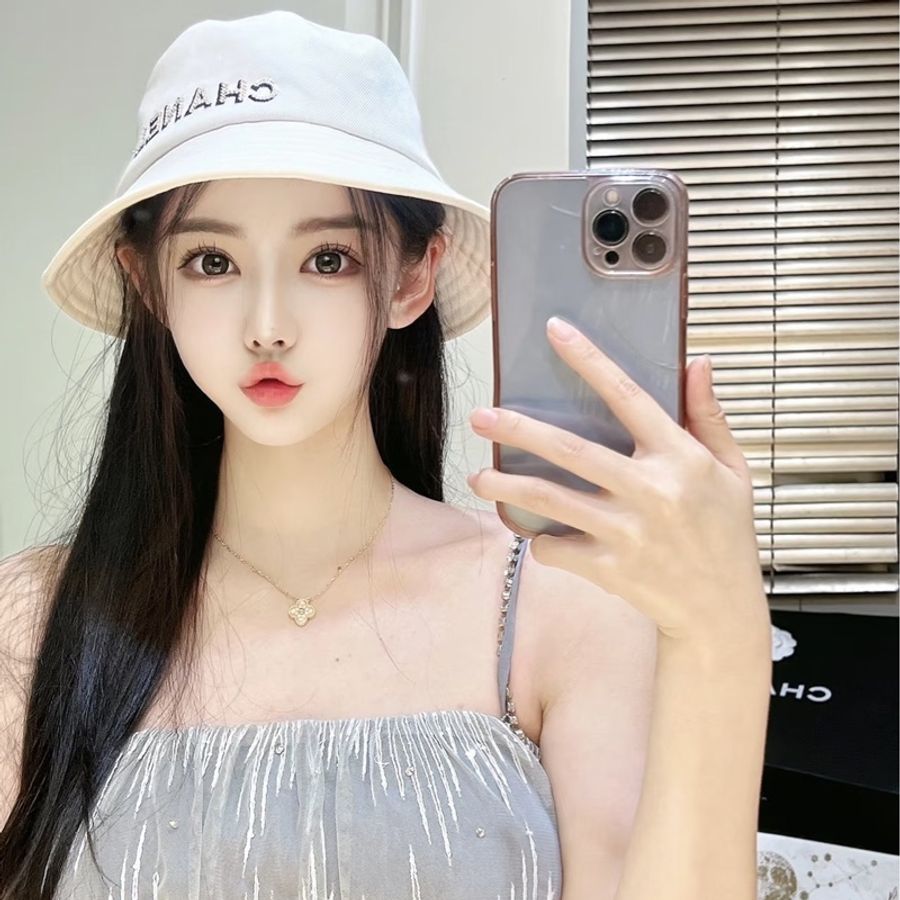 ෆ Chanel 白色牛仔亮片漁夫帽🈶購證-2