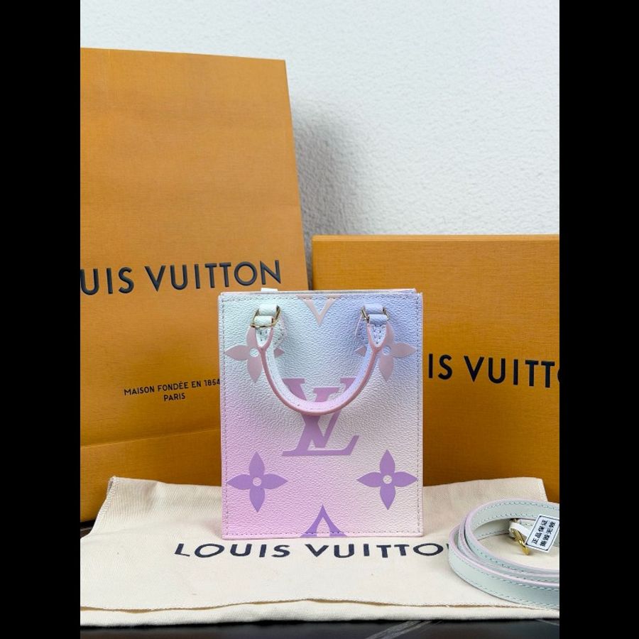 LV路易威登 Petit Sac Plat 經典老花豎款 迷你琴譜 漸變渲染粉色 晶片款-6