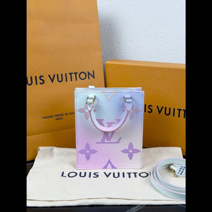 LV路易威登 Petit Sac Plat 經典老花豎款 迷你琴譜 漸變渲染粉色 晶片款-7