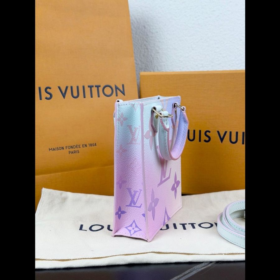 LV路易威登 Petit Sac Plat 經典老花豎款 迷你琴譜 漸變渲染粉色 晶片款-8