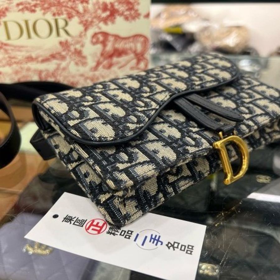 東區正精品㊣DIOR 藍色老花帆布金釦金鍊釦式翻蓋馬鞍胸口包腰包 RZ6519-2