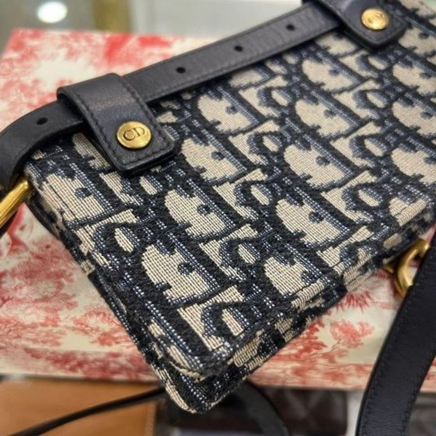 東區正精品㊣DIOR 藍色老花帆布金釦金鍊釦式翻蓋馬鞍胸口包腰包 RZ6519-6