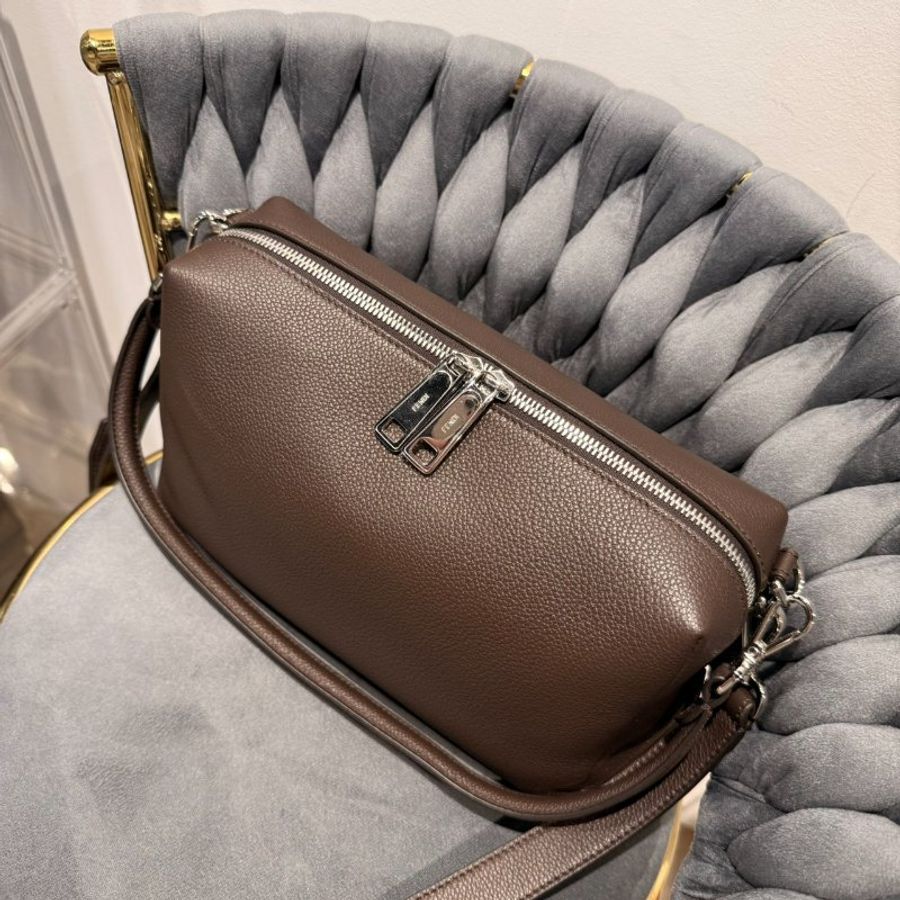 Fendi Lui 巧克力棕中型皮革斜背包 僅購買2個月!-1