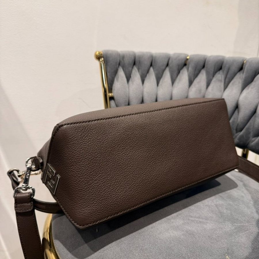 Fendi Lui 巧克力棕中型皮革斜背包 僅購買2個月!-3