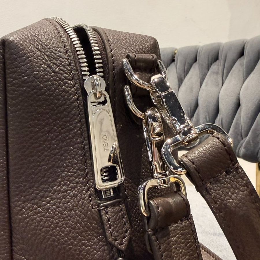 Fendi Lui 巧克力棕中型皮革斜背包 僅購買2個月!-6