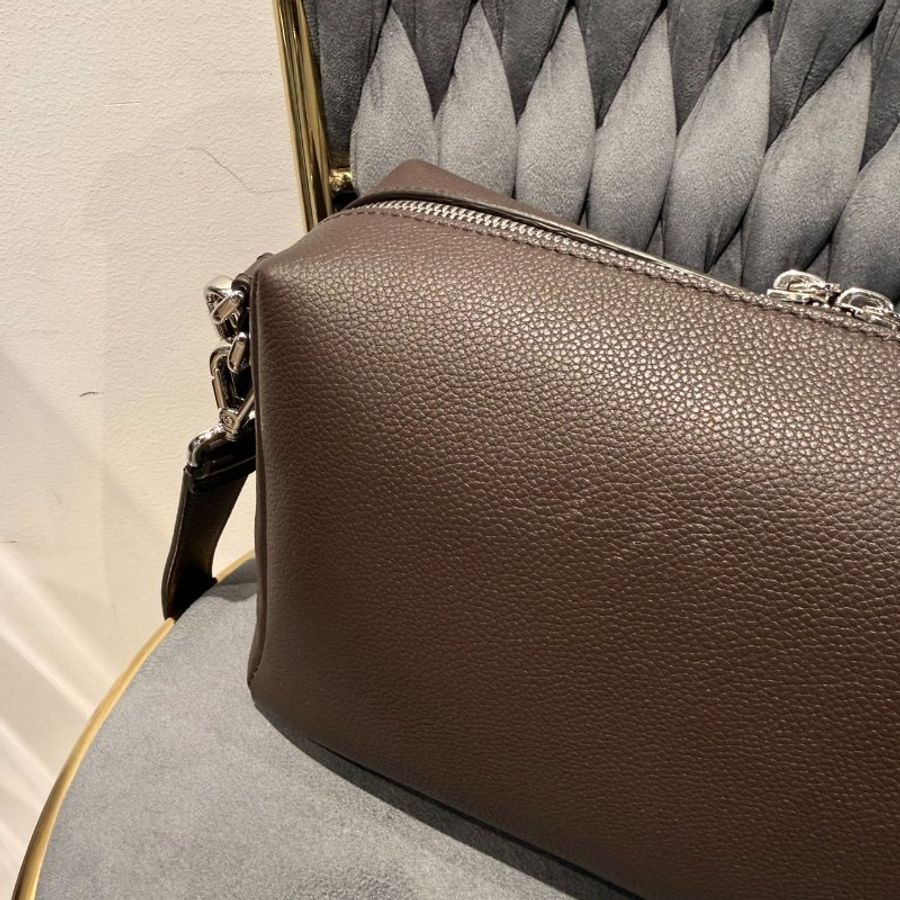 Fendi Lui 巧克力棕中型皮革斜背包 僅購買2個月!-8