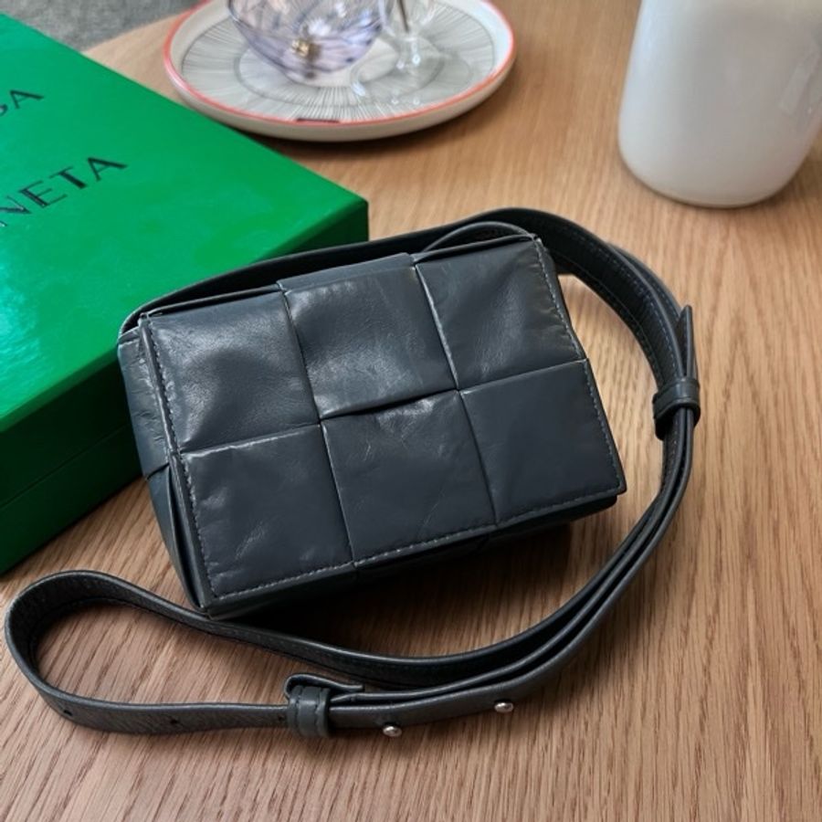 Bottega Veneta 灰色油臘皮皮編織翻蓋迷你斜背包-6