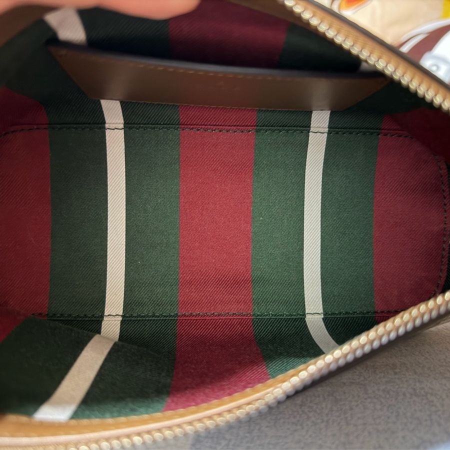 GUCCI GG Emblem 系列小號單肩背包-12