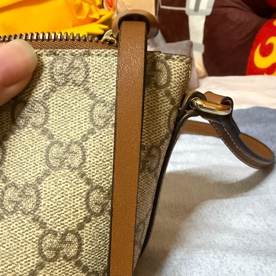 GUCCI GG Emblem 系列小號單肩背包-21