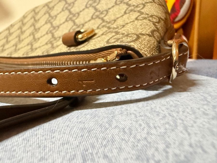 GUCCI GG Emblem 系列小號單肩背包-22