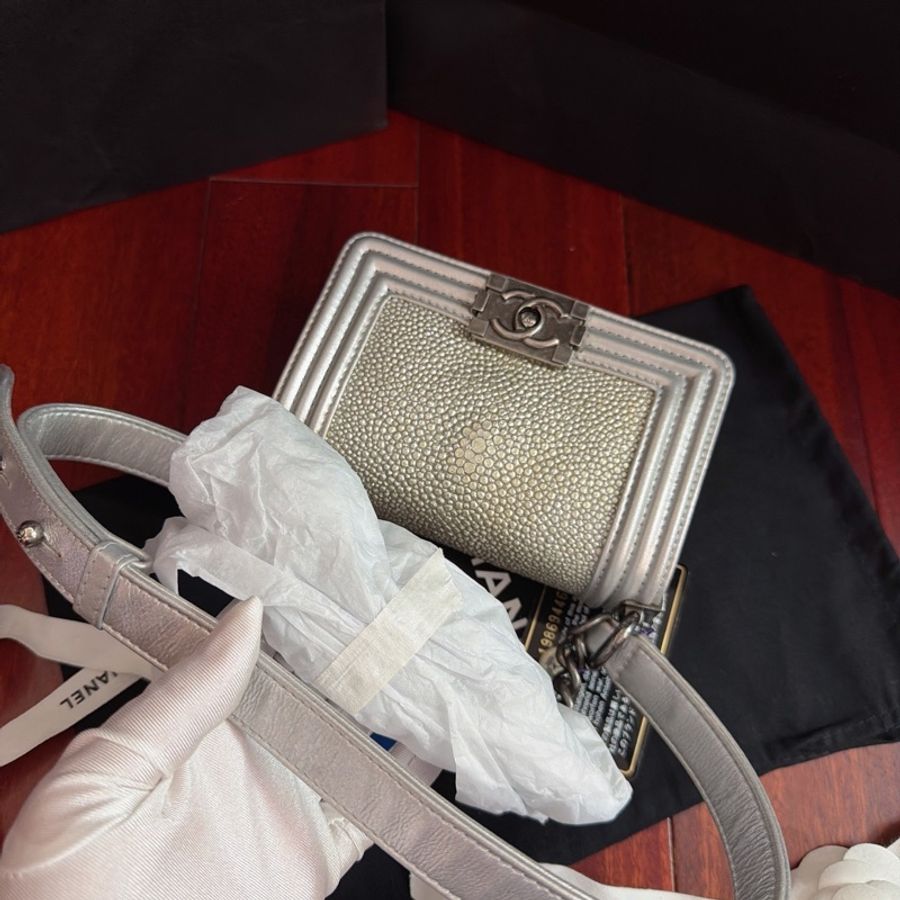 Chanel • 絕版金屬銀珍珠魚皮銀釦 Le Boy 20 小號 🈶保卡-1