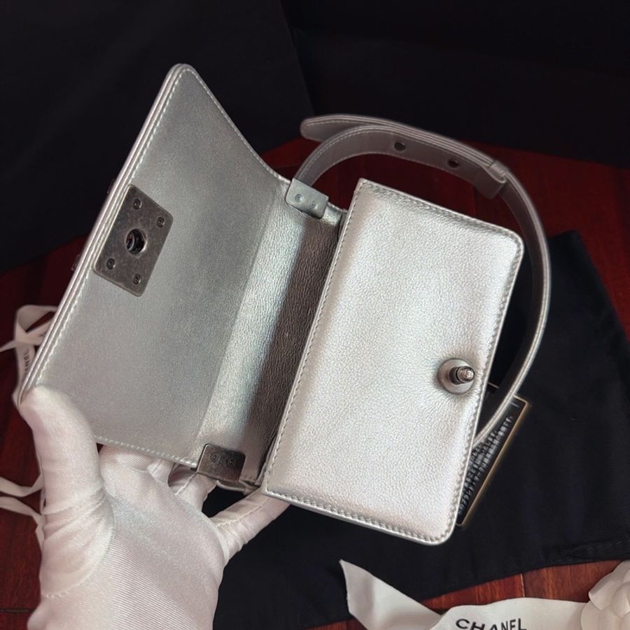Chanel • 絕版金屬銀珍珠魚皮銀釦 Le Boy 20 小號 🈶保卡-6