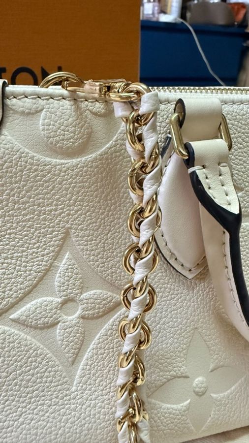 路易威登 Louis Vuitton LV OnTheGo East West Monogram Empreinte 奶油色|全新未使用|鏈帶保護膜未拆|附盒、防塵袋-22