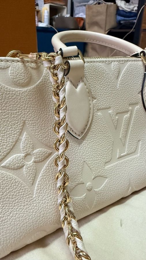 路易威登 Louis Vuitton LV OnTheGo East West Monogram Empreinte 奶油色|全新未使用|鏈帶保護膜未拆|附盒、防塵袋-2