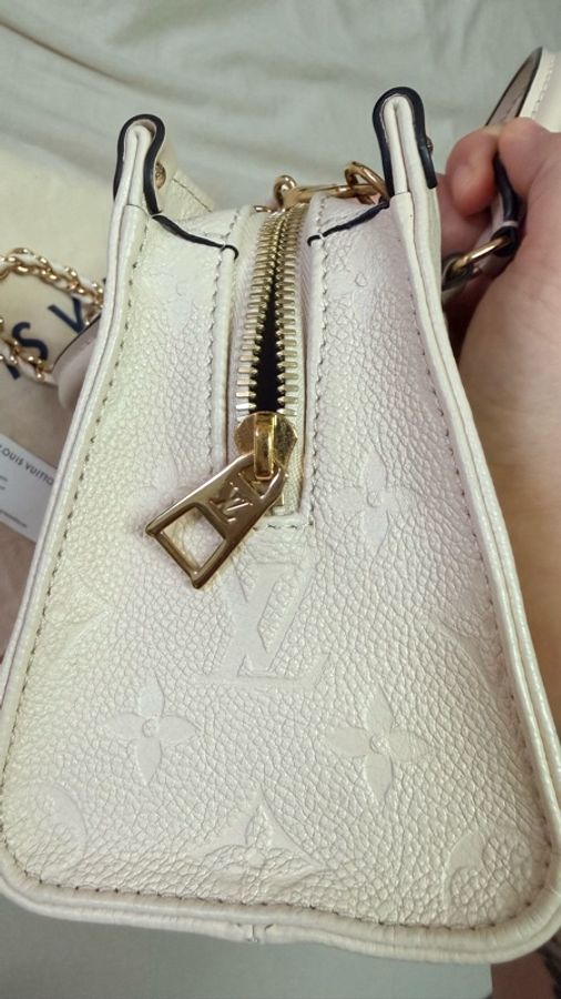 路易威登 Louis Vuitton LV OnTheGo East West Monogram Empreinte 奶油色|全新未使用|鏈帶保護膜未拆|附盒、防塵袋-4