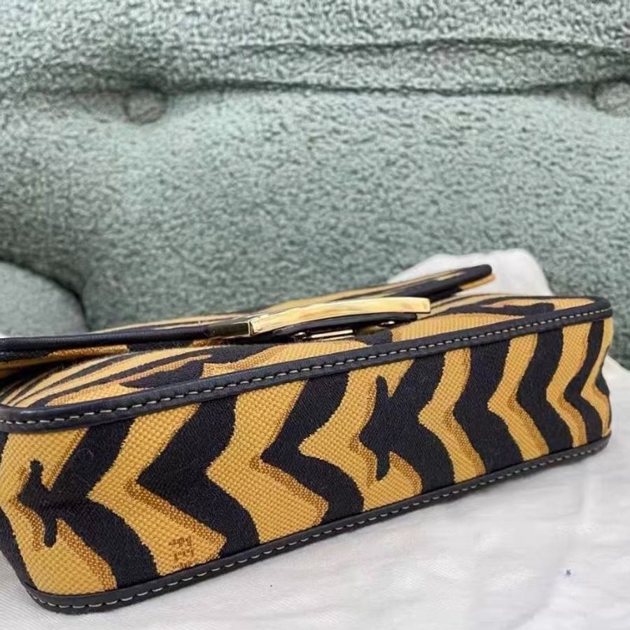 fendi虎年限定款小號法棍包 26*15cm 98新配件塵袋、寬肩帶-5