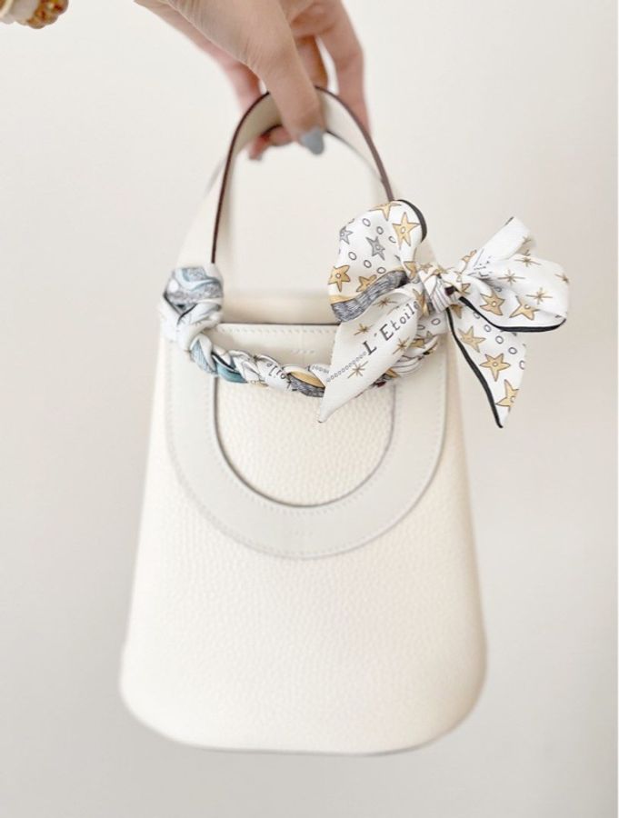 激甜價平台最低價全新熱門網紅款式✨愛馬仕Hermès In The Loop 18cm 8L Beton Taurillon Clemence 豬鼻子冰川白奶昔白銀釦菜籃子小水桶-1