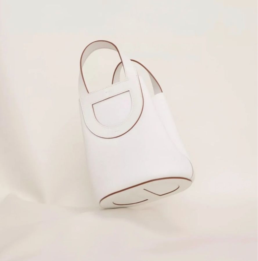 激甜價平台最低價全新熱門網紅款式✨愛馬仕Hermès In The Loop 18cm 8L Beton Taurillon Clemence 豬鼻子冰川白奶昔白銀釦菜籃子小水桶-2