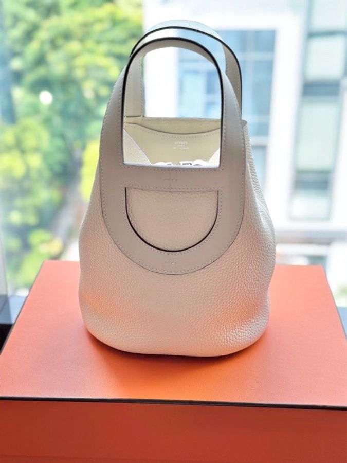 激甜價平台最低價全新熱門網紅款式✨愛馬仕Hermès In The Loop 18cm 8L Beton Taurillon Clemence 豬鼻子冰川白奶昔白銀釦菜籃子小水桶-3