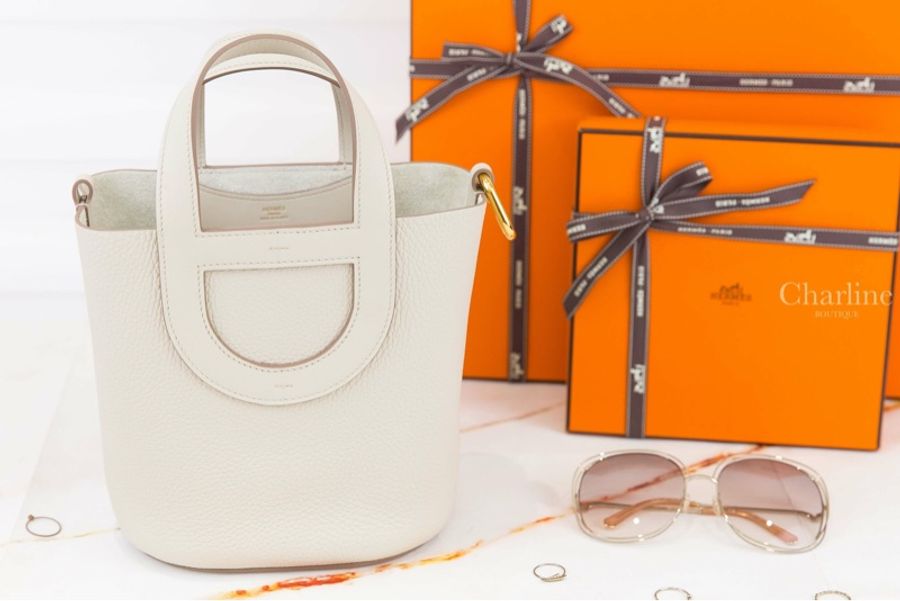 激甜價平台最低價全新熱門網紅款式✨愛馬仕Hermès In The Loop 18cm 8L Beton Taurillon Clemence 豬鼻子冰川白奶昔白銀釦菜籃子小水桶-4