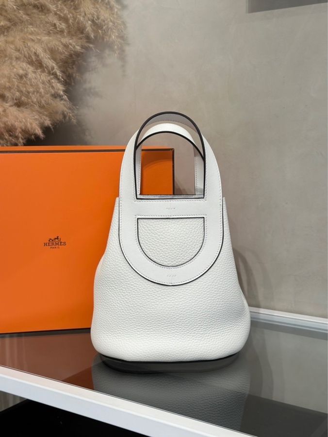 激甜價平台最低價全新熱門網紅款式✨愛馬仕Hermès In The Loop 18cm 8L Beton Taurillon Clemence 豬鼻子冰川白奶昔白銀釦菜籃子小水桶-7