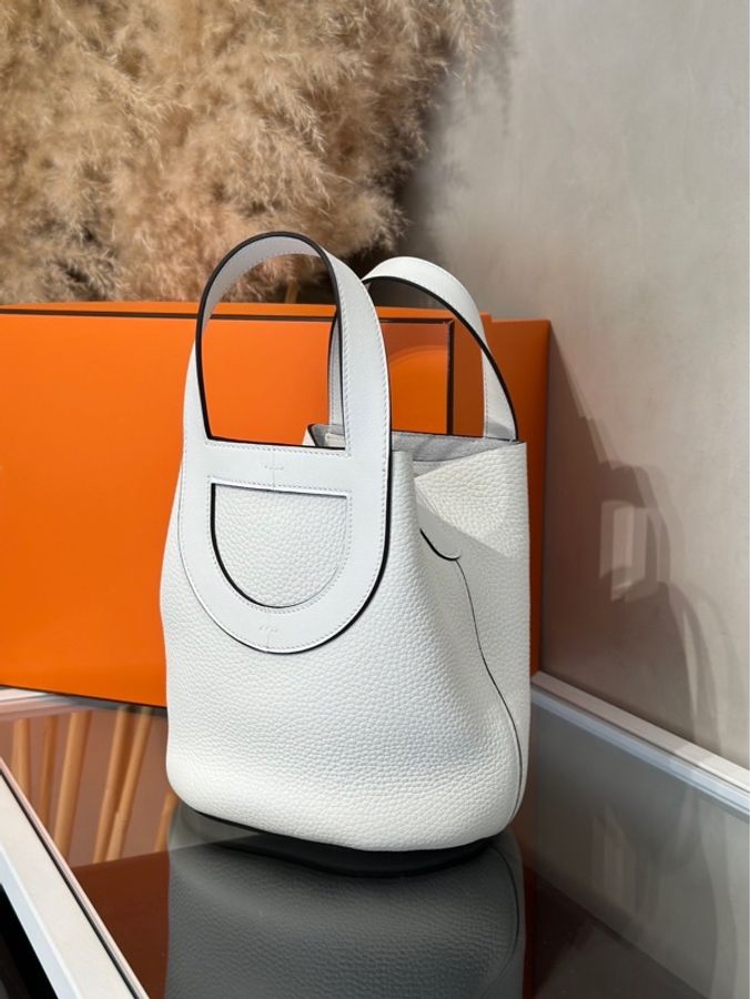 激甜價平台最低價全新熱門網紅款式✨愛馬仕Hermès In The Loop 18cm 8L Beton Taurillon Clemence 豬鼻子冰川白奶昔白銀釦菜籃子小水桶-8