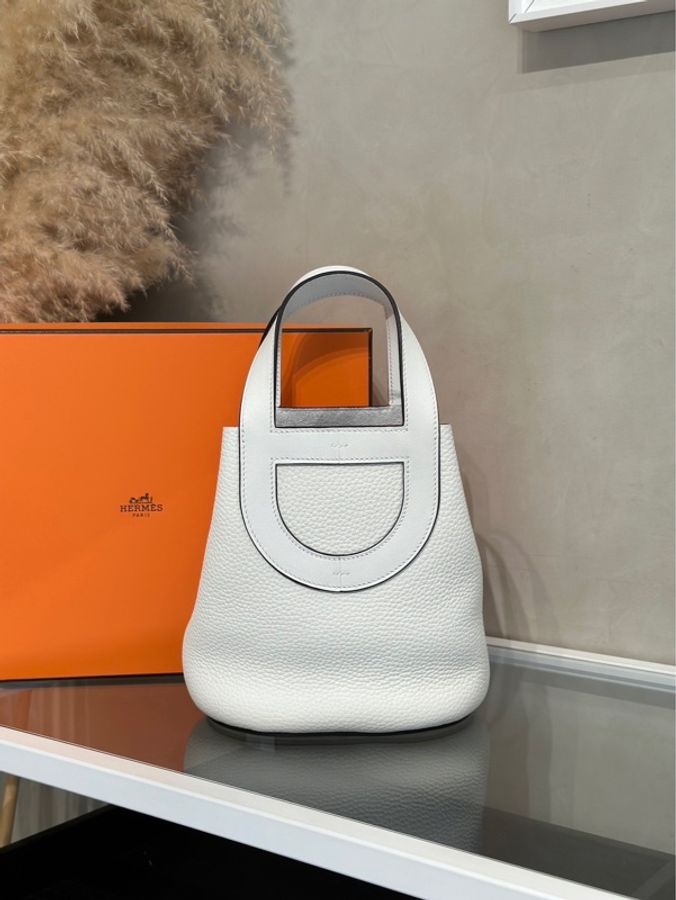激甜價平台最低價全新熱門網紅款式✨愛馬仕Hermès In The Loop 18cm 8L Beton Taurillon Clemence 豬鼻子冰川白奶昔白銀釦菜籃子小水桶-9