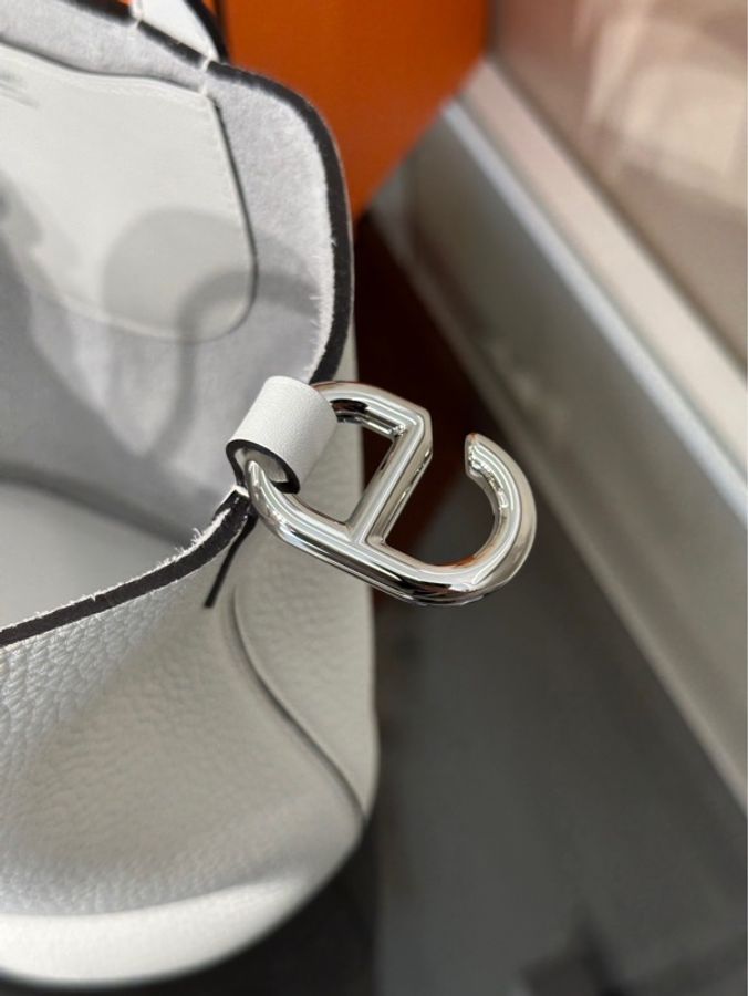 激甜價平台最低價全新熱門網紅款式✨愛馬仕Hermès In The Loop 18cm 8L Beton Taurillon Clemence 豬鼻子冰川白奶昔白銀釦菜籃子小水桶-11