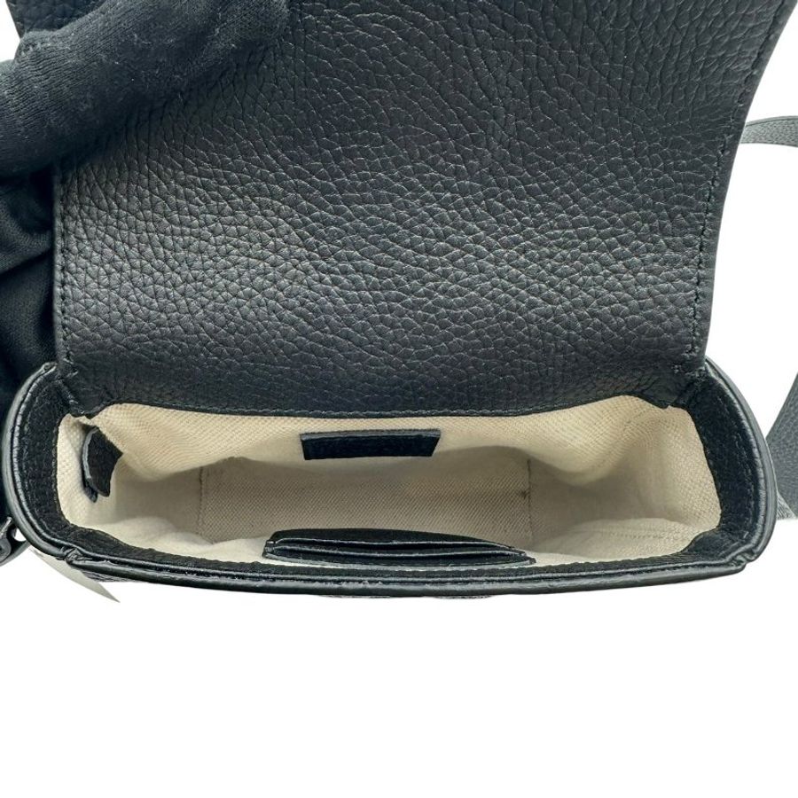 【美收精品】Gucci 黑色壓紋皮革小號郵差包 C-716【隔月月中將轉賣至日本 上架期限30天】-10