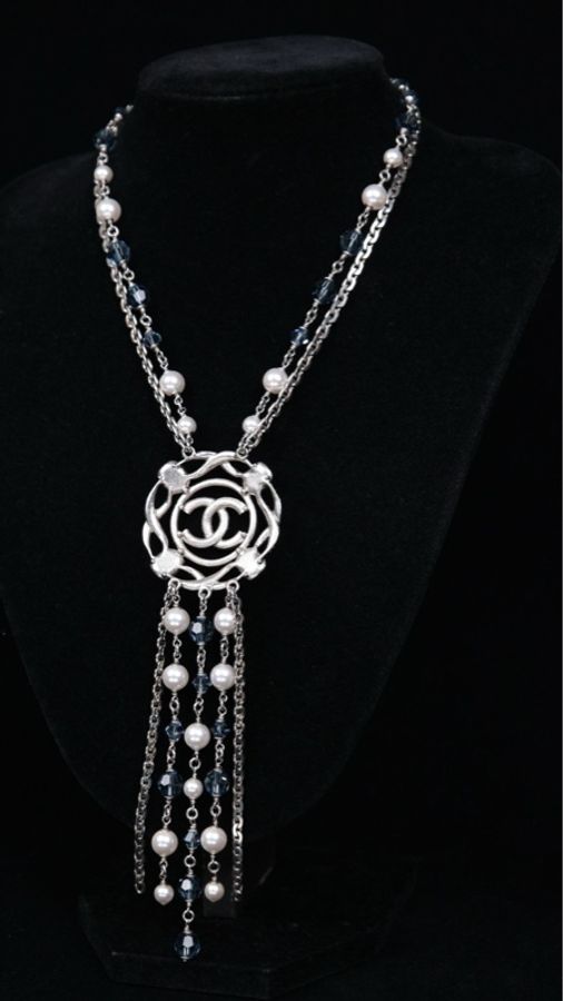 Chanel 19年蓝色莱茵石镂空cc流苏吊坠多次项链-1