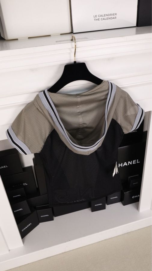 Chanel 04年运动方标系列黑灰白拼色网面连帽短袖上衣-5