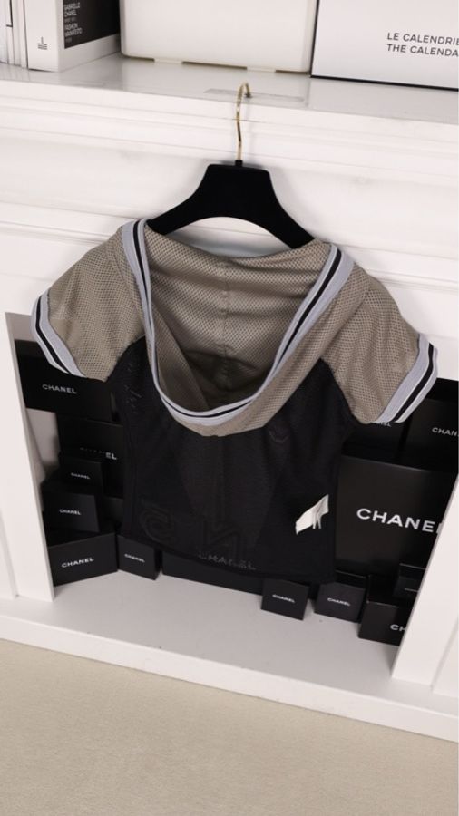 Chanel 04年运动方标系列黑灰白拼色网面连帽短袖上衣-11