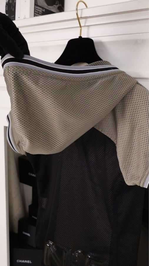 Chanel 04年运动方标系列黑灰白拼色网面连帽短袖上衣-14