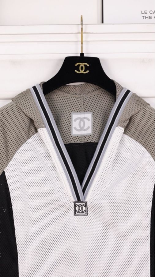 Chanel 04年运动方标系列黑灰白拼色网面连帽短袖上衣-15