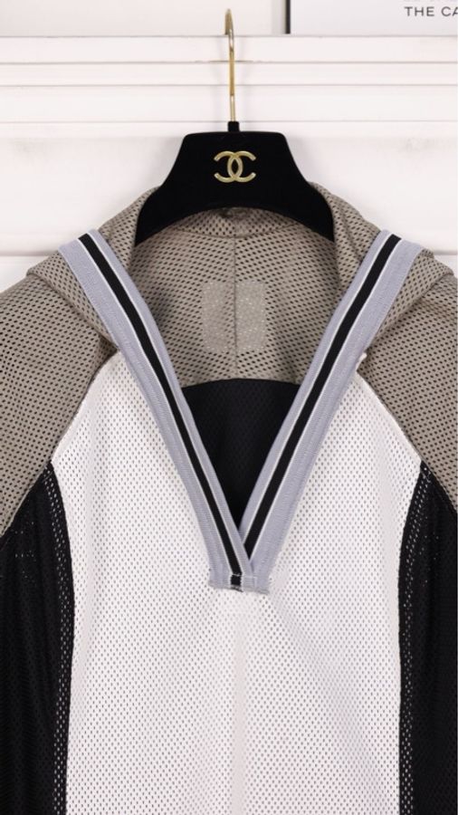 Chanel 04年运动方标系列黑灰白拼色网面连帽短袖上衣-16