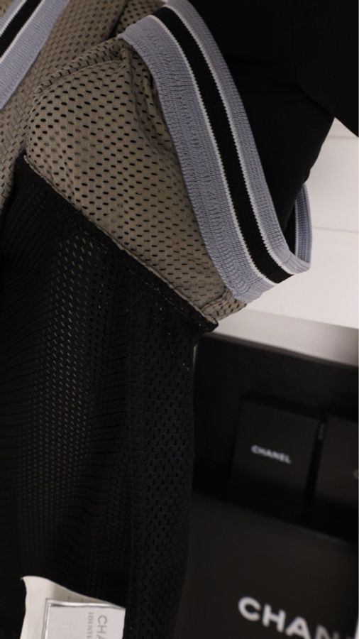 Chanel 04年运动方标系列黑灰白拼色网面连帽短袖上衣-31