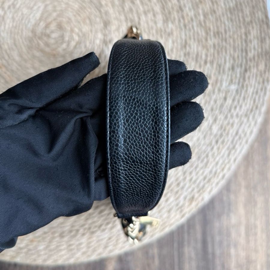 香奈兒chanel 雙C魚子醬牛皮黑金荔枝皮腋下包-6