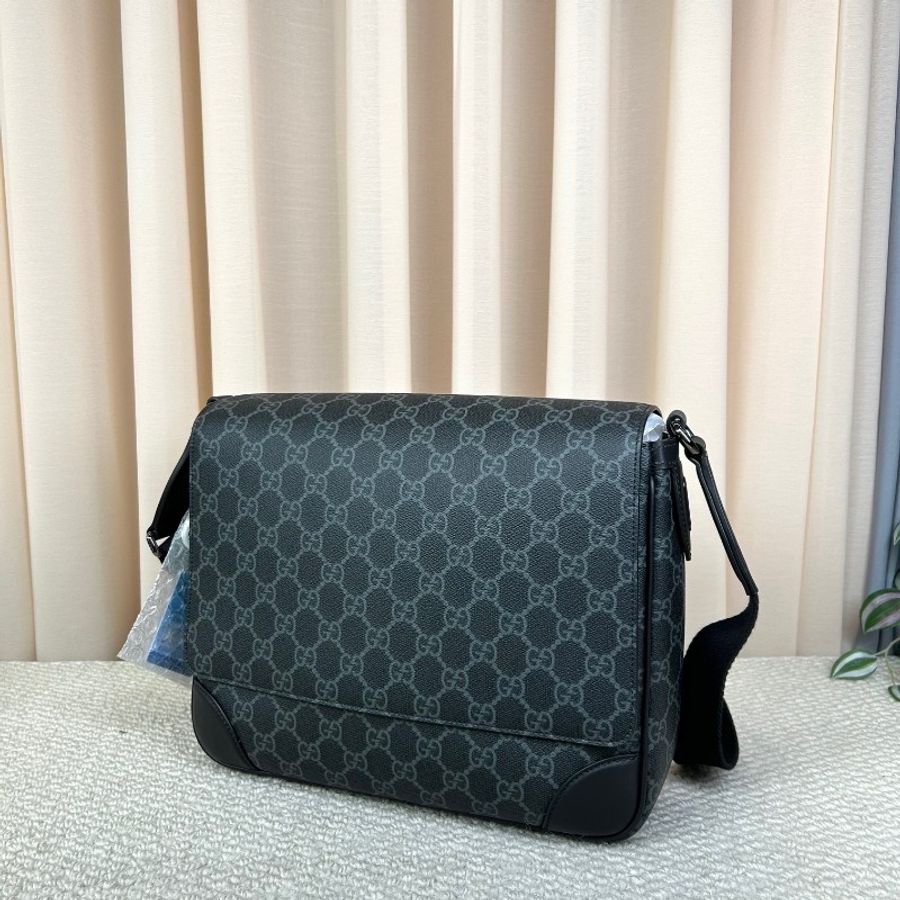 Gucci GG Emblem系列男士郵差包 經典老花 銀色五金-1