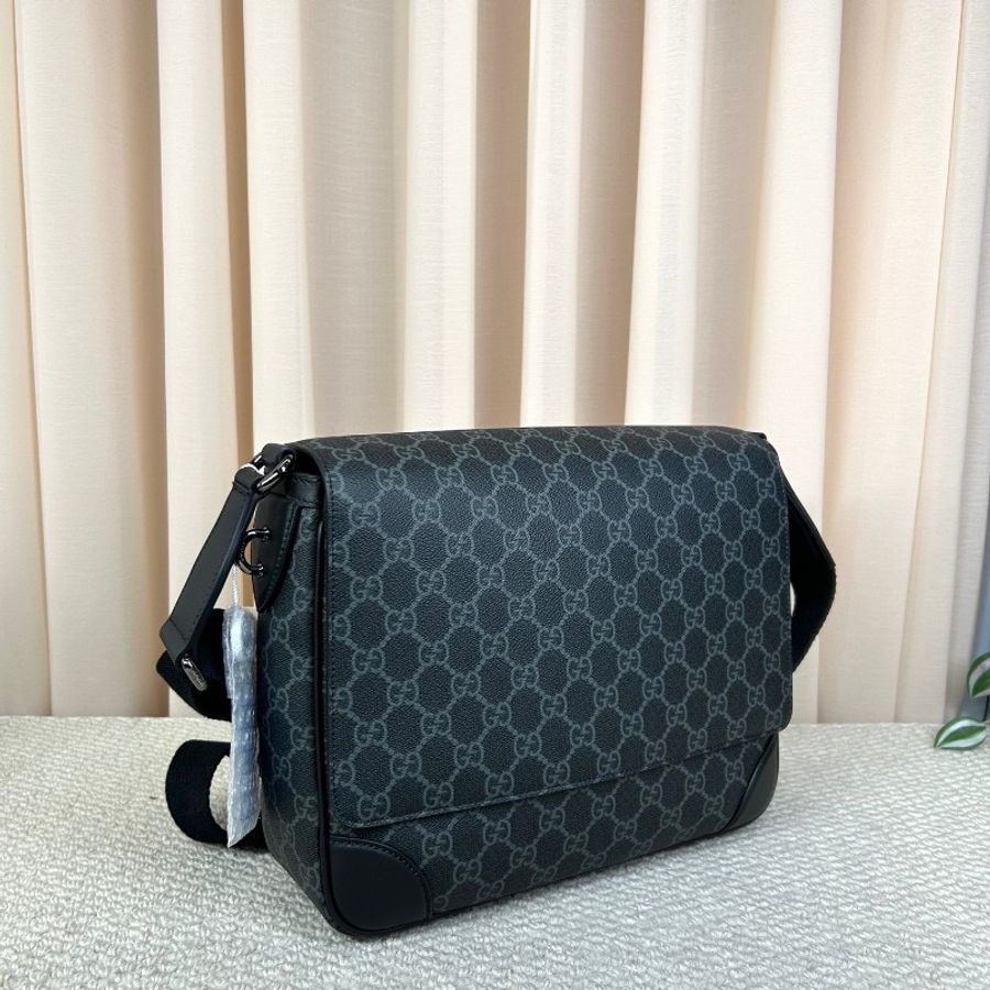 Gucci GG Emblem系列男士郵差包 經典老花 銀色五金-2